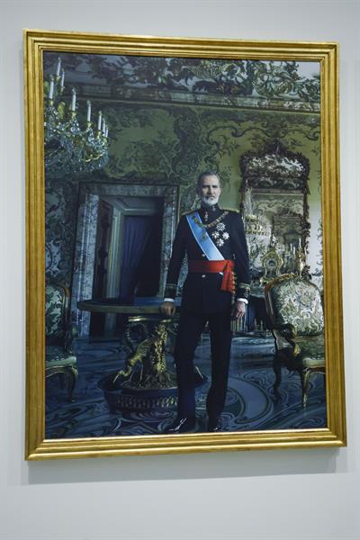 Felipe VI, con uniforme de gran etiqueta del Ejército de Tierra, retratado por la fotógrafa Annie Leibovitz, durante la presentación de los retratos de sus majestades en la sala del Consejo del Banco de España de Madrid. EFE/ Blanca Millez