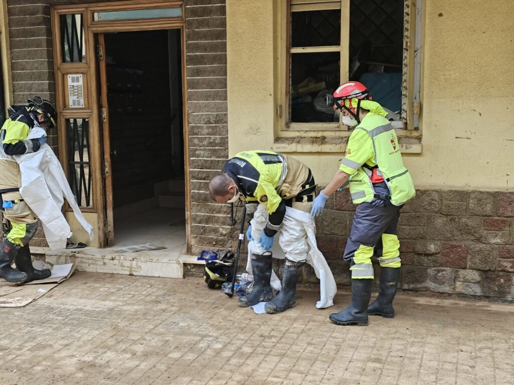 Equipos de emergencias de Canarias colocándose material especial de protección para actuar en las zonas afectadas por la Dana / Gobierno de Canarias