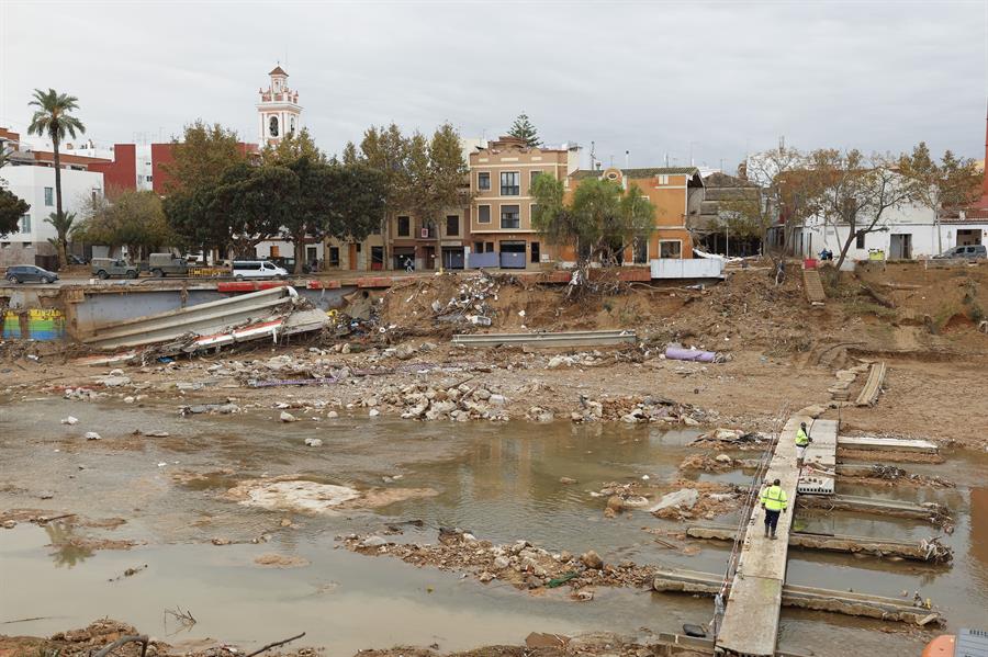 Vista de los trabajos de construcción de una pasarela tras la riada en el Barranco del Poyo, Picanya (Valencia), este sábado. EFE/ Villar López