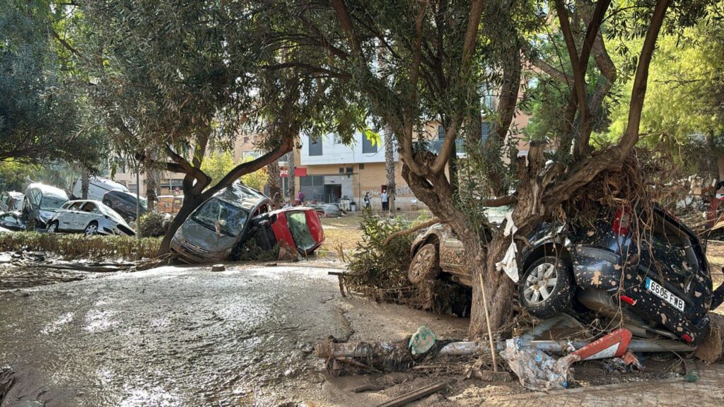 Los coches continúan en este estado, acumulados, entre destrozos, en muchas localidades de Valencia a la espera de ser retirados / RTVC