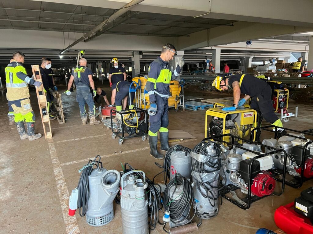 Una de las principales funciones de los equipos desplegados en Valencia se encuentra en el achique de agua de muchos garajes y locales. Aquí miembros preparando la maquinaria para realizar el trabajo al que han sido destinados / 112 Canarias 