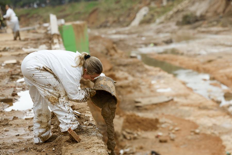 Una voluntaria vacía un cubo de barro mientras continúan los trabajos de limpieza y desescombro en Picanya (Valencia), tras la trágica riada del pasado 29 de octubre. EFE/ Villar López