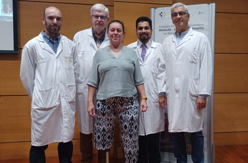 El Hospital Insular implanta con éxito una prótesis osteointegrada. Los doctores junto a la paciente intervenida de una prótesis osteointegrada/ Gobierno de Canarias.