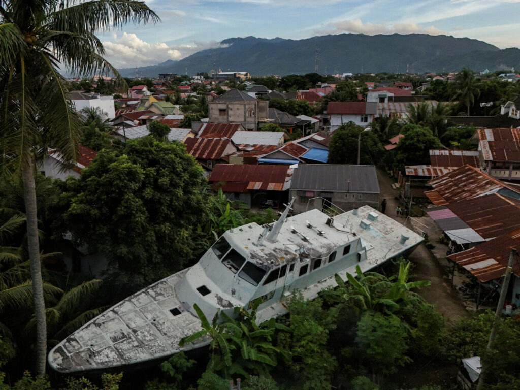 Una vista de un barco guardacostas que fue transportado unos cinco kilómetros tierra adentro hasta el centro de la ciudad de Banda Aceh durante el tsunami del Océano Índico, Indonesia, el 21 de diciembre de 2024. REUTERS/Willy Kurniawan 
