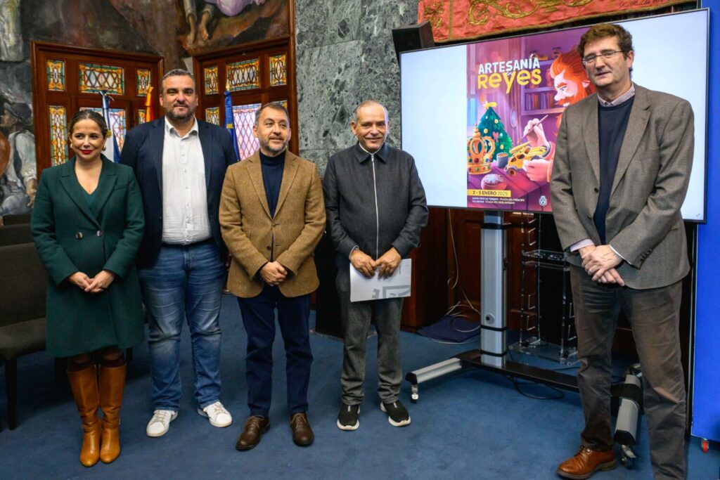 Santa Cruz de Tenerife en Navidad. El consejero de Empleo y Educación, Efraín Medina; el alcalde de Santa Cruz de Tenerife, José Manuel Bermúdez; el concejal de Promoción y Desarrollo Local, Domingo Galván y el gerente de la Empresa Insular de Artesanía, Ricardo Cologan. Durante la presentación de las Ferias de Navidad y Reyes que se celebrarán en la capital tinerfeña./ Cabildo de Tenerife.