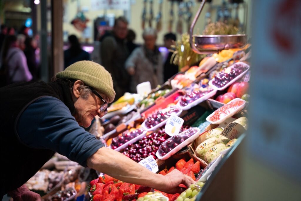 2025 llega con pensiones más altas y con la luz y los alimentos más caros