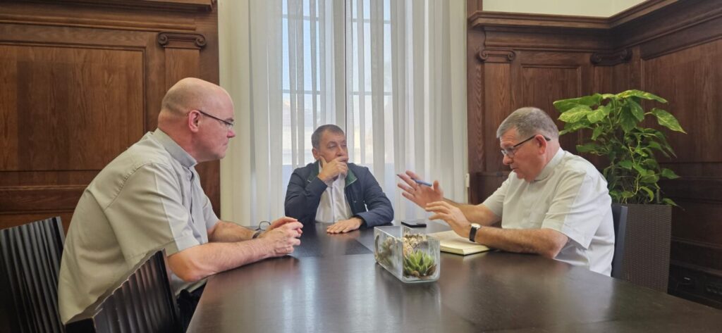 La Virgen de Candelaria peregrinará hasta Santa Cruz de Tenerife en octubre de 2025. Encuentro de José Manuel Bermúdez con Antonio Pérez y Juan Manuel Yanes/ Ayuntamiento de Santa Cruz de Tenerife