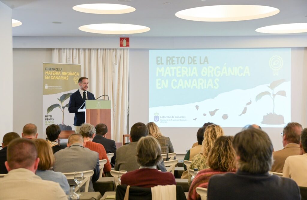 Mariano H. Zapata, durante su ponencia en las jornadas ‘El Reto de la Materia Orgánica’/ Gobierno de Canarias. Canarias celebra las jornadas de ‘El Reto de la Materia Orgánica’