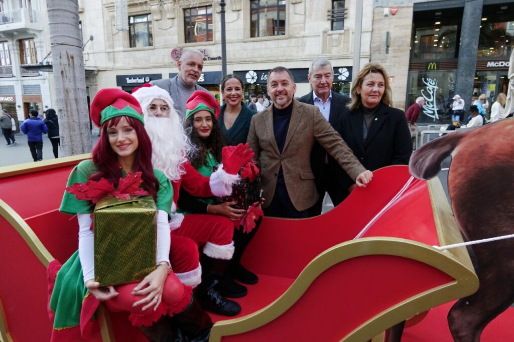 Santa Cruz de Tenerife en Navidad. Trineo de Papa Noel colocado en el centro de Santa Cruz de Tenerife/ Ayuntamiento de Santa Cruz de Tenerife.