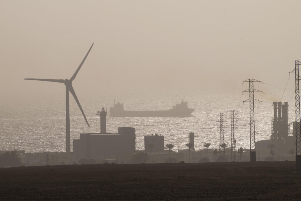  Un masa de aire cargada de polvo del Sahara envuelve Canarias tras el paso de la borrasca atlántica Dorothea, con niveles de partículas en suspensión que en Lanzarote y Fuerteventura se aproximan a la supercalima de 2020 y que en la mayoría de las islas reducen la visibilidad a 3.000 metros/EFE