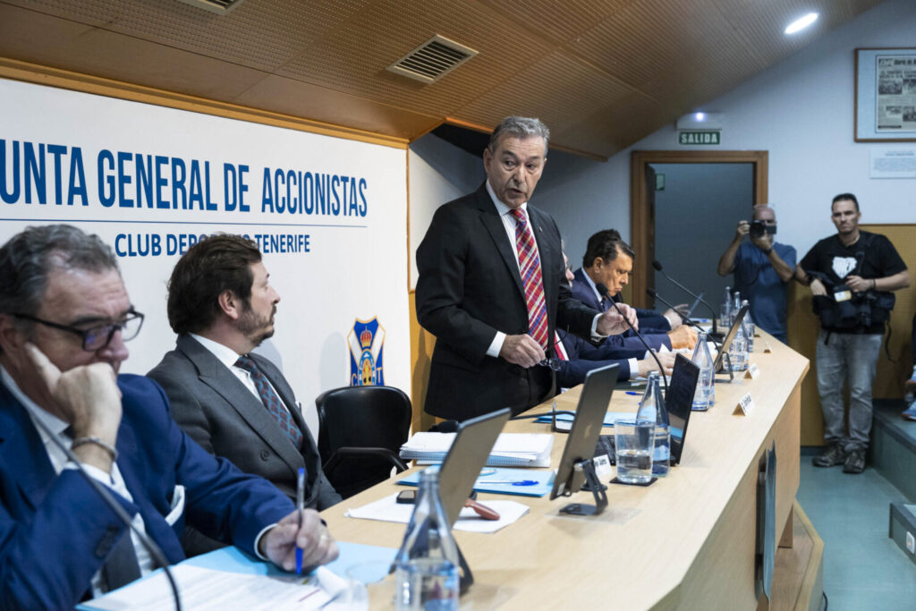 El presidente del CD Tenerife, Paulino Rivero, durante la Junta General de Accionistas celebrada este martes