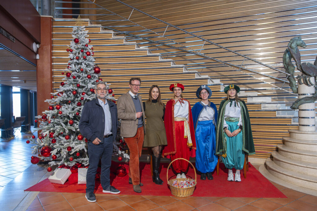 Juguetes, chocolate y música a beneficio de la Casa de Galicia. Albino Aneiros, Tilman Kuttenkeuler, Guacimara Medina junto a las pajes reales en el Auditorio Alfredo Kraus/ Auditorio Alfredo Kraus.