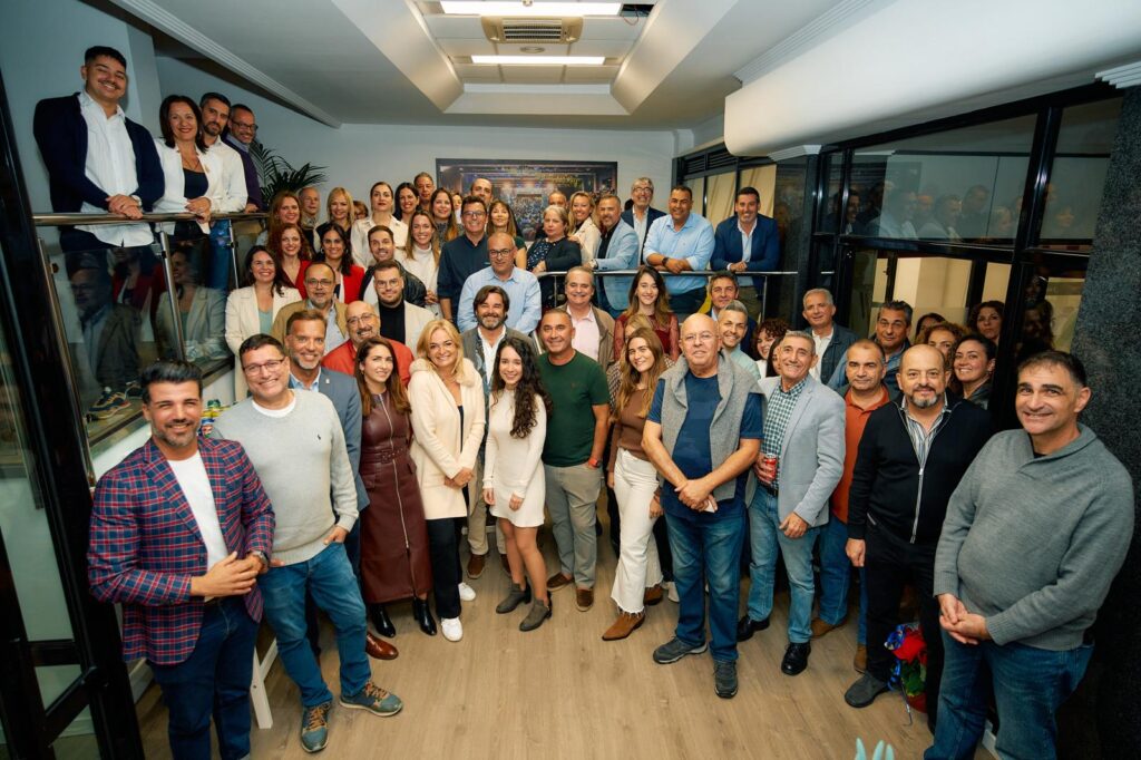 Juan José Cardona en una foto de grupo durante el brindis de CC en Gran Canaria 