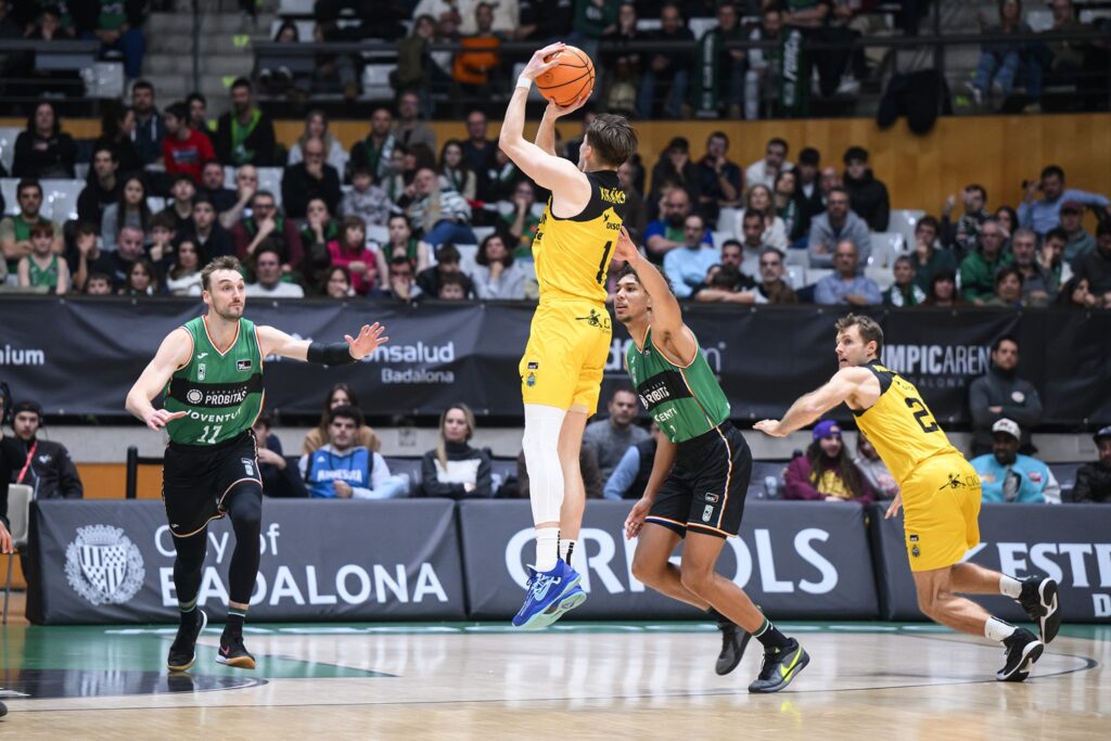 Un jugador de La Laguna Tenerife lanza a canasta ante dos defensores del Joventut de Badalona