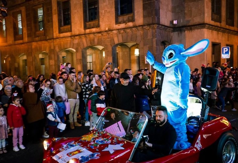 Stich, el famoso 'experimento 626'  también fue a la cabalgata/Zona Comercial La Laguna