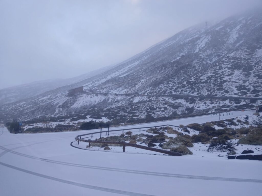 Imagen del Parque Nacional del Teide nevado este domingo