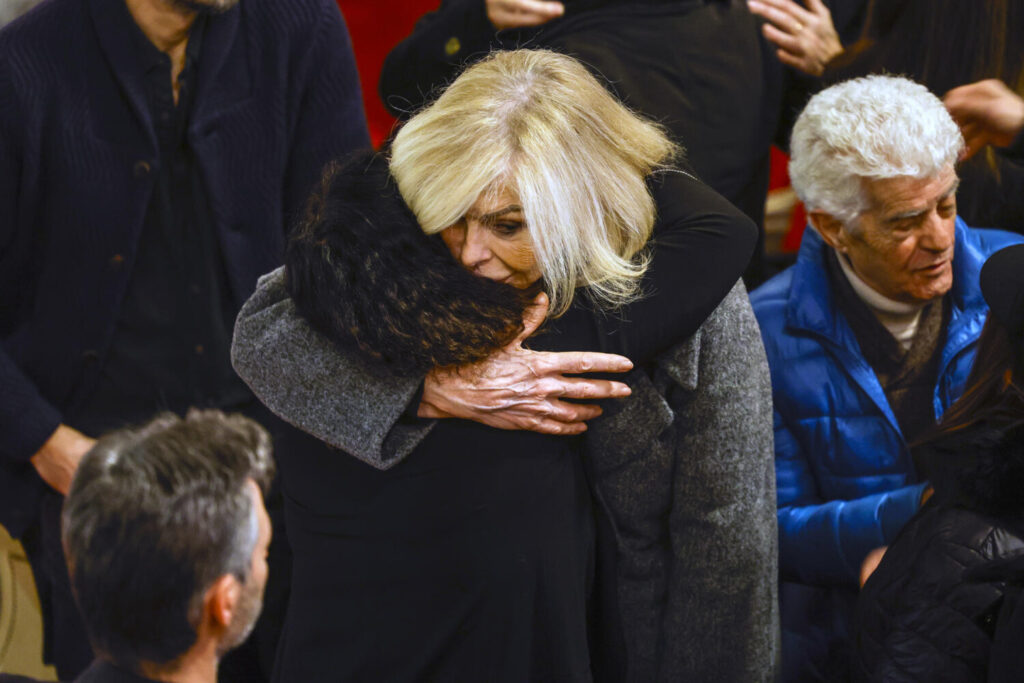 Último adiós a Marisa Paredes en el Teatro Real. La actriz Bibiana Fernández (c, de frente), abraza a María Isasi, hija de la actriz Marisa Paredes, en la capilla ardiente de la artista el Teatro Español en Madrid este miércoles. Paredes falleció a los 78 años este martes, 17 de diciembre. EFE/Zipi