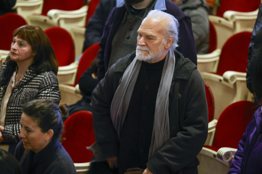 Último adiós a Marisa Paredes en el Teatro Real. El actor y director de teatro Lluís Homar asiste a la capilla ardiente de la actriz Marisa Paredes en el Teatro Español en Madrid este miércoles. Paredes falleció a los 78 años este martes, 17 de diciembre. EFE/Zipi