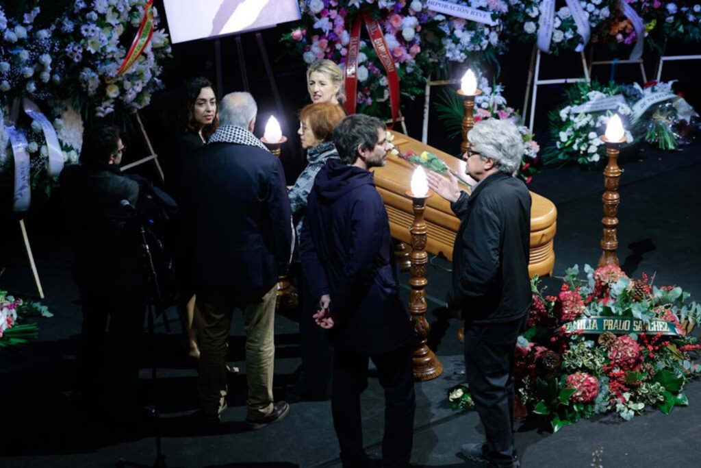 Último adiós a Marisa Paredes en el Teatro Real. La vicepresidenta segunda y ministra de Trabajo y Economía Social, Yolanda Díaz (c, detrás), el ministro de Cultura, Ernest Urtasun (2d), la hija la actriz Marisa Paredes, María Isasi, (2i, de frente), y su esposo, Chema Prado (d), hablan entre sí en la capilla ardiente de la artista, instalada en el Teatro Español en Madrid este miércoles. Paredes falleció a los 78 años este martes, 17 de diciembre. EFE/Zipi