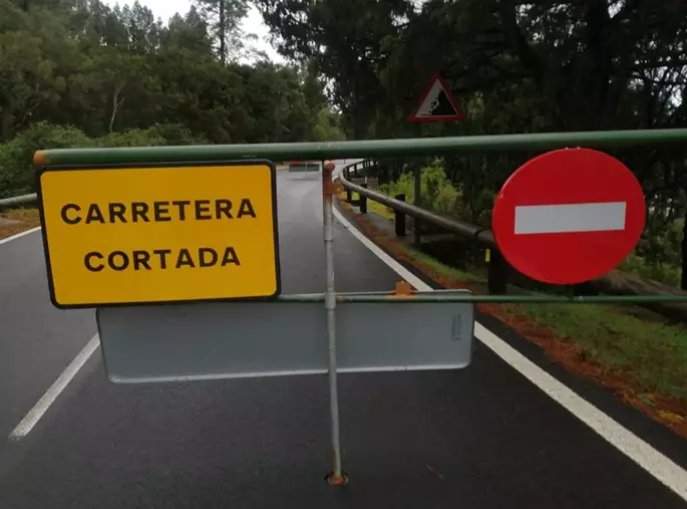 Uno de los accesos al Parque Nacional del Teide cerrados este domingo