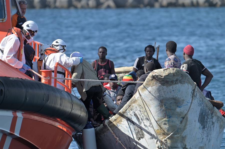 100 millones para la atención de menores migrantes. Imagen: Una embarcación llega a El Hierro. EFE