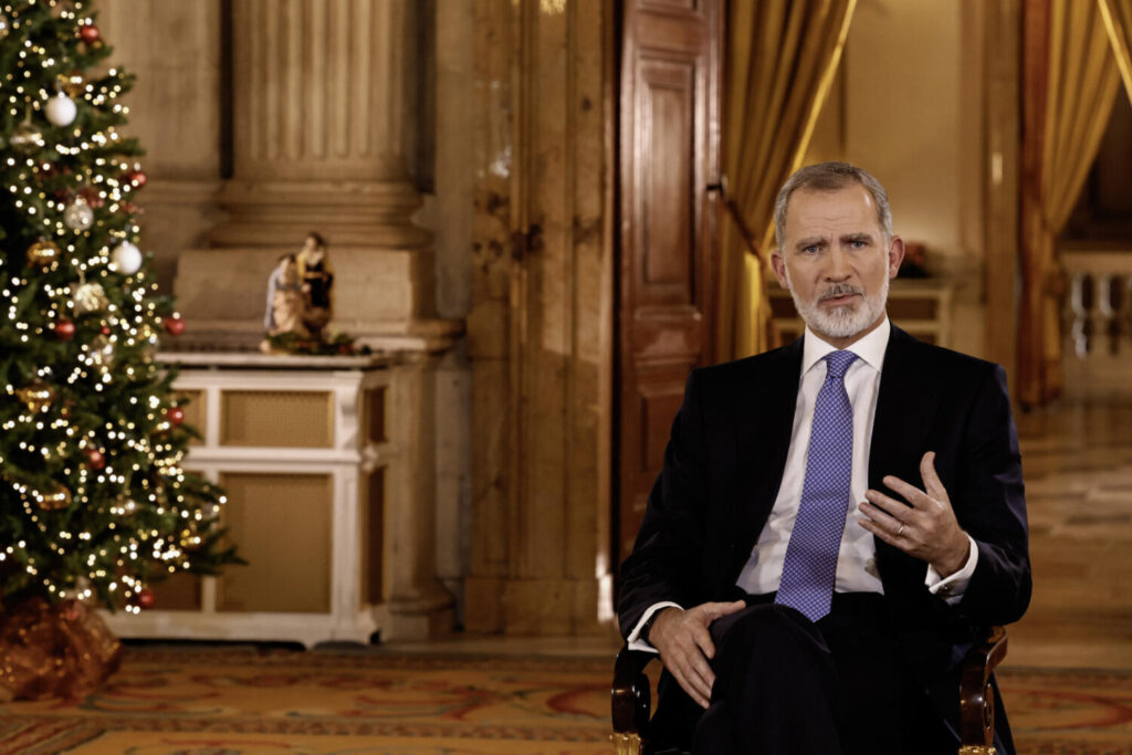 Felipe VI en su tradicional mensaje de Navidad, grabado en el Salón de Columnas del Palacio Real. EFE/ Ballesteros  