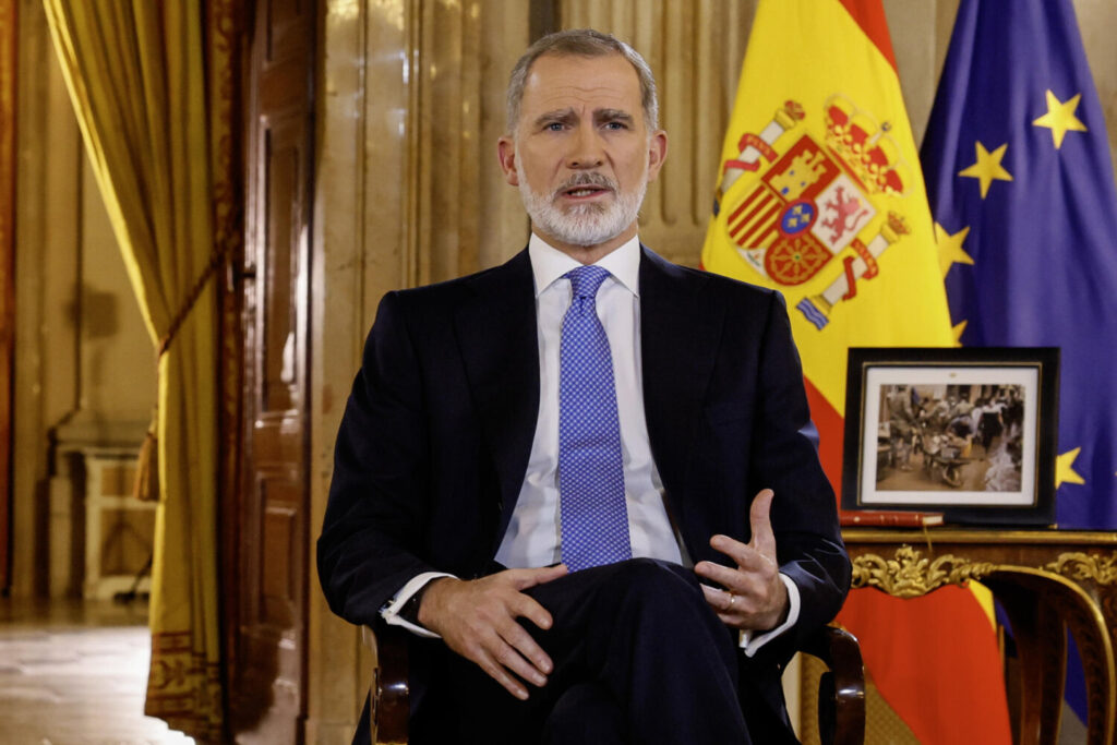 El rey Felipe VI ofrece esta noche el tradicional discurso de Navidad, en un año marcado por la dana. MADRID, 24/12/2024.- Felipe VI en su tradicional mensaje de Navidad, grabado en el Salón de Columnas del Palacio Real. EFE/ Ballesteros   POOL