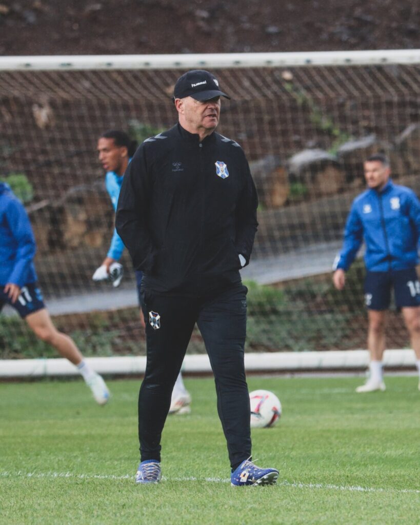 El entrenador del Club Deportivo Tenerife, Pepe Mel durante un entrenamiento de la plantilla/CD Tenerife