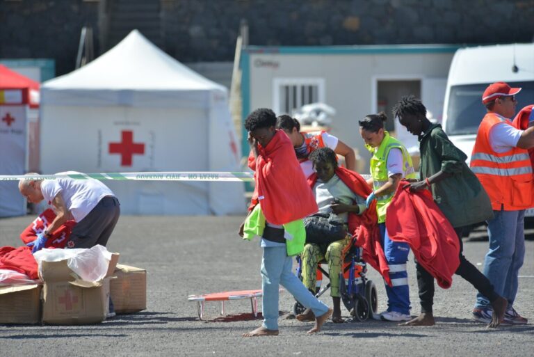 Salvamento Marítimo escolta a dos cayucos en aguas cercanas a El Hierro
