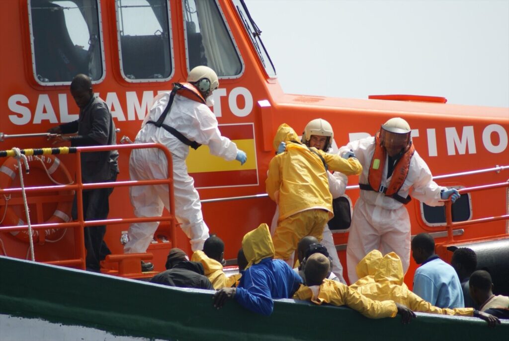 Desembarcan en La Restinga a 61 ocupantes de un cayuco que iba sin propulsión. (Foto de ARCHIVO) Salvamento Marítimo procede al rescate de una embarcación con personas migrantes SALVAMENTO MARÍTIMO 28/10/2023