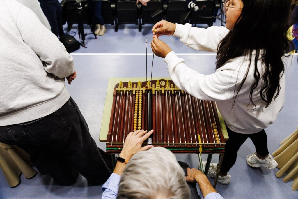 Dos niñas durante el ensayo en el colegio San Ildefonso practicando a clocar los números y premios en las tablas / Carlos Luján / Europa Press 