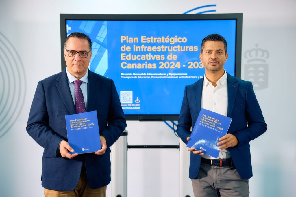 El consejero de Educación, Poli Suárez, y el director general de Infraestructuras y Equipamientos, Iván G. Carro, durante la presentación del nuevo Plan Estratégico de Infraestructuras Educativas 