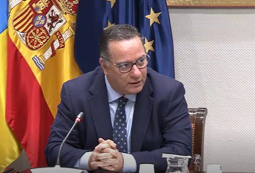 El consejero de Educción del Gobierno de Canarias, Poli Suárez, en el Parlamento de Canarias/Gobierno de Canarias