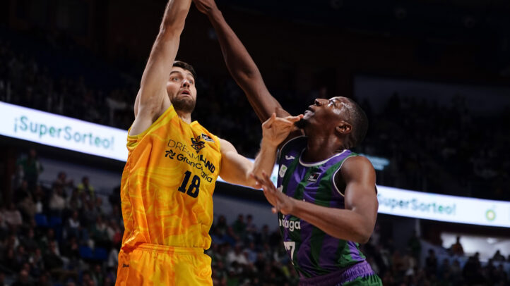 Tobey tira a canasta ante un defensor del Unicaja