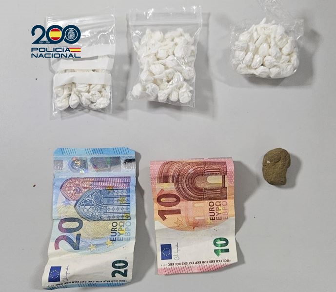 Dos detenidos por delitos contra la salud pública en Santa Cruz. La droga intervenida por la Policía Nacional de Santa Cruz de Tenerife a un joven de 20 años, 109 envoltorios presuntamente de crack, dos trozos de hachís y 30€ en efectivo/ Policía Nacional.