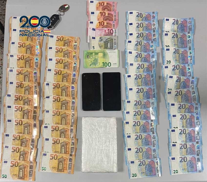 Dos detenidos por delitos contra la salud pública en Santa Cruz. La droga intervenida por la Policía Nacional de Santa Cruz de Tenerife a dos varones. En total, 1.034 gramos de cocaína y 1.745€ en efectivo/ Policía Nacional. 