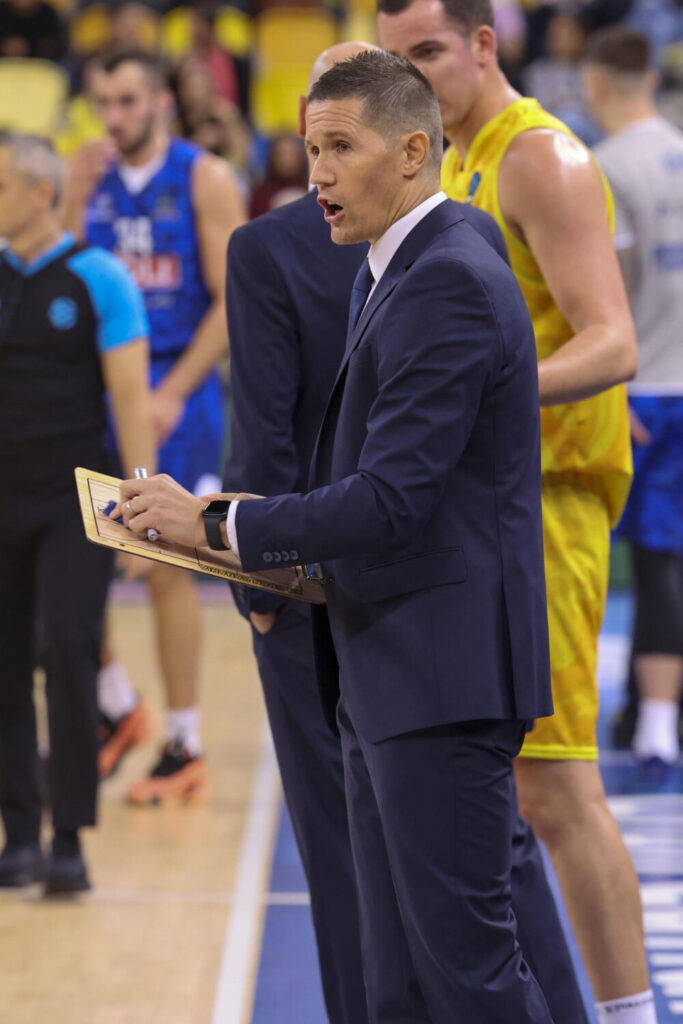 El entrenador del Dreamland Gran Canaria, Jaka Lakovic, durante el partido de la undécima jornada de la Eurocopa contra el equipo montenegrino Buducnost Voli Podgorica disputado este miércoles en el Gran Canaria Arena, en Las Palmas de Gran Canaria. EFE/ Elvira Urquijo A.