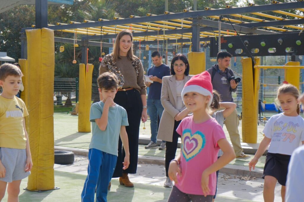 Las Palmas de Gran Canaria organiza un campus deportivo de Navidad. La alcaldesa Carolina Darias, junto a la concejala de Deportes, Carla Campoamor, en la inauguración del Campus Deportivo del IMD/ Ayuntamiento de Las Palmas de Gran Canaria