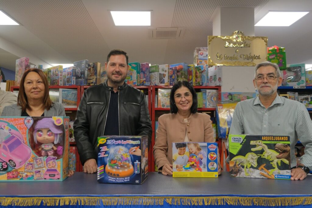 Carolina Darias visita la Casa de Galicia durante la campaña de recogida de juguetes