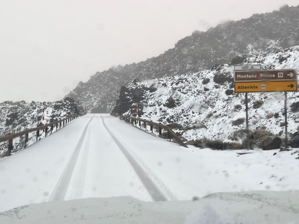 Aspecto que presenta este domingo uno de los accesos al Teide afectados por la nieve