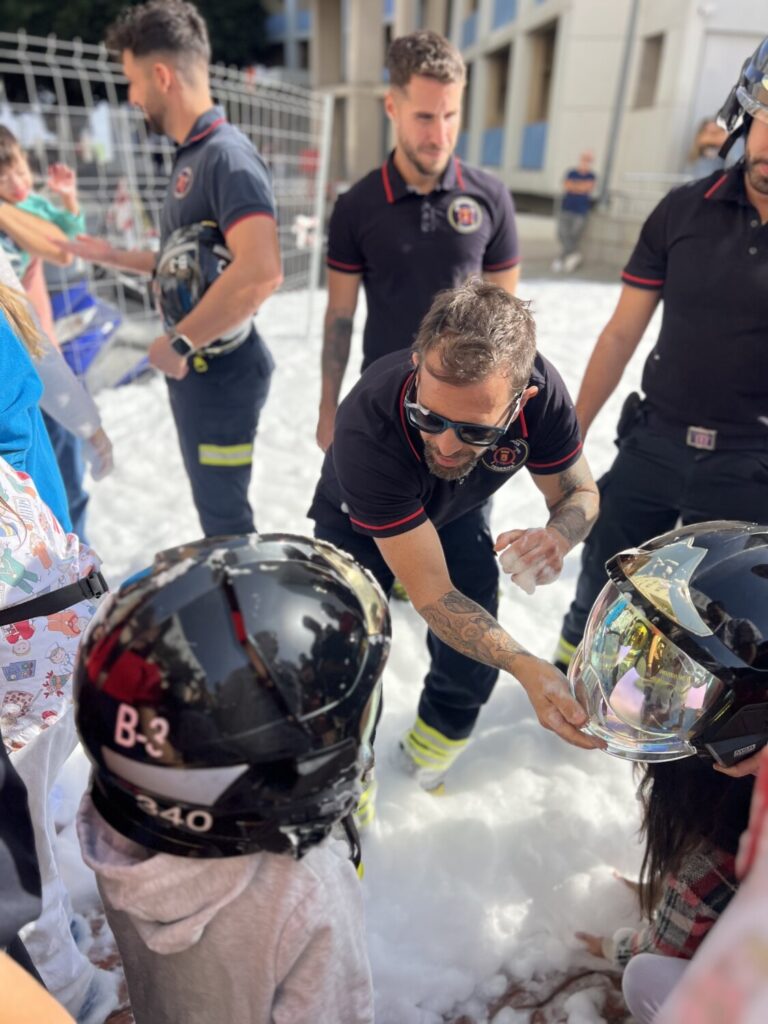 Los Bomberos de Tenerife visitan el Hospital La Candelaria. Momento de la visita durante la realización del colchón de espuma, tras llegar los bomberos con las sirenas al Hospital de La Candelaria/ Gobierno de Canarias.