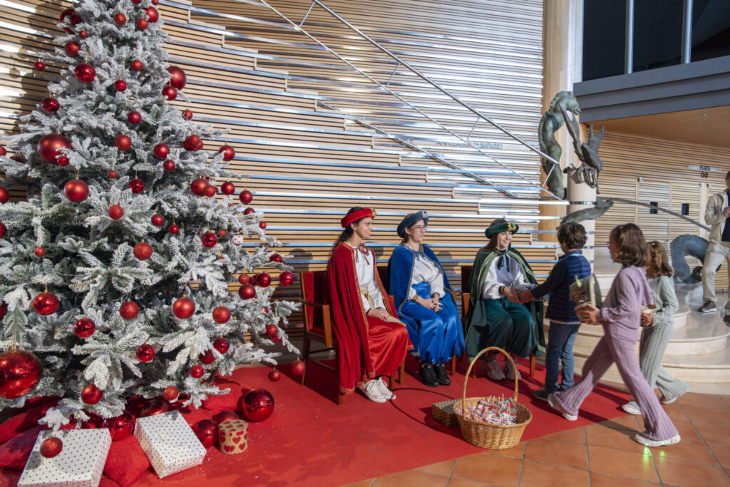 Juguetes, chocolate y música a beneficio de la Casa de Galicia. Niños entregando los juguetes para la Casa de Galicia en el Auditorio Alfredo Kraus/ Auditorio Alfredo Kraus