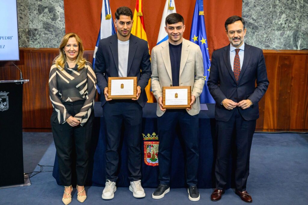  Ayoze Pérez (2i) y Pedri (2d) con la presidenta del Cabildo Rosa Dávila y el vicepresidente del Cabildo de Tenerife Lope Afonso / Cabildo de Tenerife 