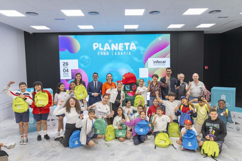 Niños y autoridades posan durante la presentación de Planeta Gran Canaria 2024