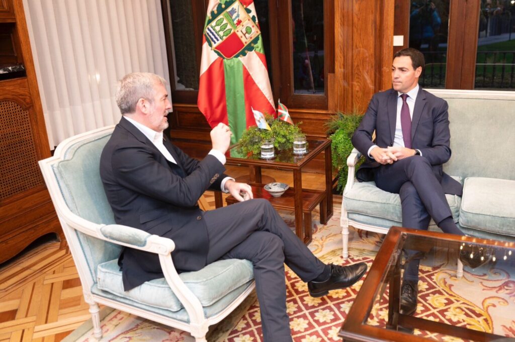 El presidente de Canarias, Fernando Clavijo, y el lehendakari, Imanol Pradales, durante el encuentro de este jueves