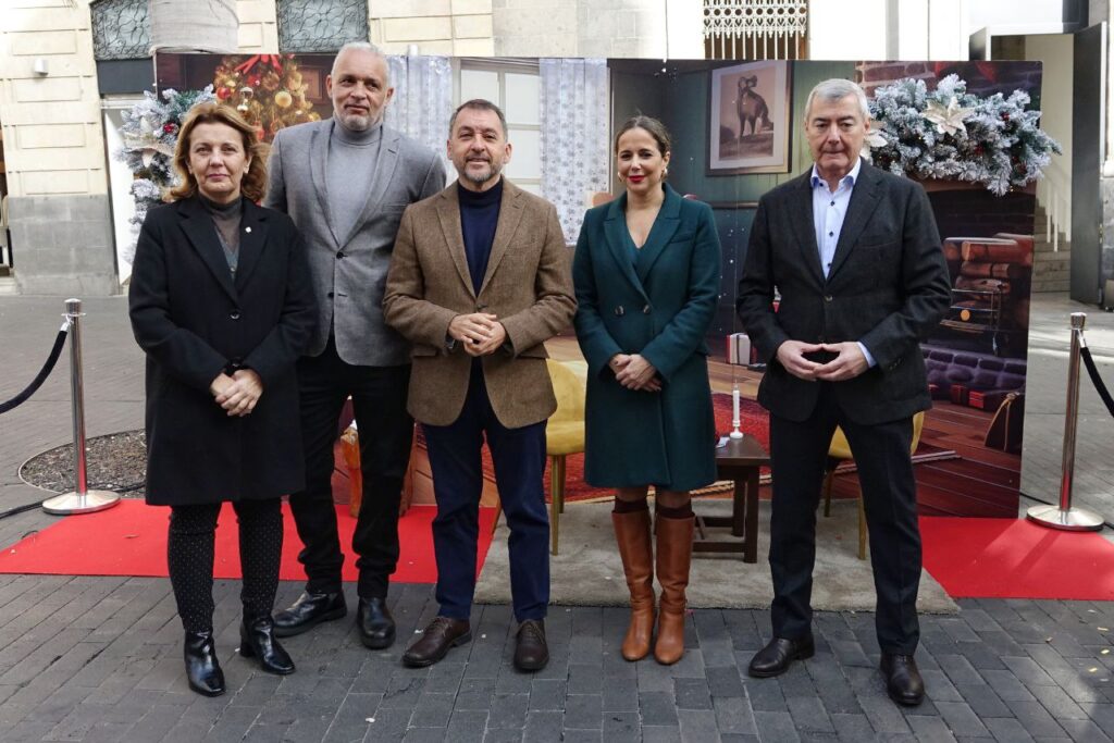 Santa Cruz de Tenerife en Navidad. El alcalde de Santa Cruz de Tenerife, José Manuel Bermúdez, junto a la concejala del distrito Centro-Ifara, Purificación Dávila; la consejera delegada de la Sociedad de Desarrollo, Carmen Pérez; el presidente de la Zona Centro Santa Cruz, Bernard Lonis; y el presidente de FAUCA, Abbas Moujir. Durante la presentación de las actividades de Santa Cruz de Tenerife esta navidad 2024-2025/Ayuntamiento de Santa Cruz de Tenerife.