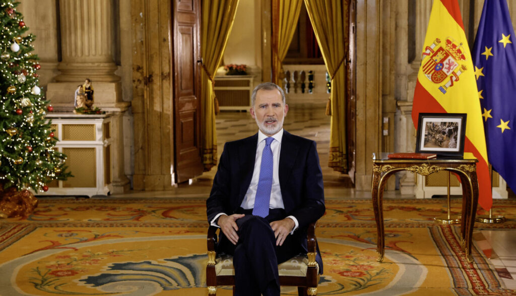 Felipe VI en su tradicional mensaje de Navidad, grabado en el Salón de Columnas del Palacio Real. EFE/ Ballesteros   POOL