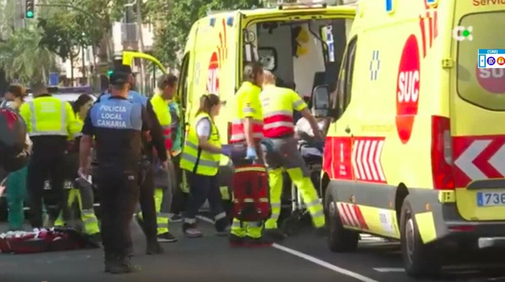 Momento en que la víctima es introducida en la ambulancia para ser trasladada al hospital