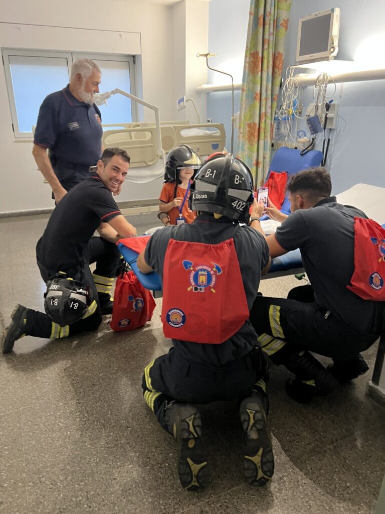 Los Bomberos de Tenerife visitan el Hospital La Candelaria. Visita de los bomberos a un menor de Urgencias Pediátricas del Hospital de Candelaria/ Gobierno de Canarias.