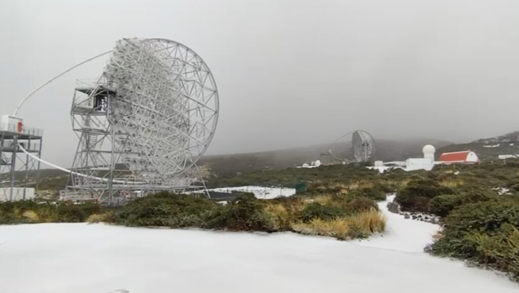 Las cumbres del Archipiélago han amanecido con nieve este lunes tras un fin de semana marcado por tormentas, viento y granizo